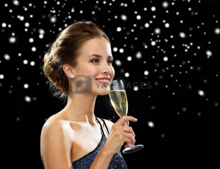 Девушка с бокалом шампанского