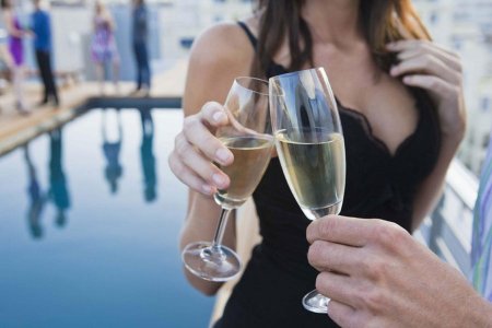 Бокал с шампанским