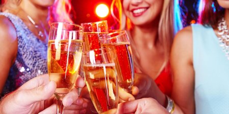 Чокаться бокалами