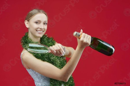 Девушка с бутылкой шампанского