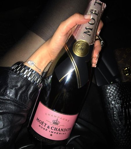 Бутылка шампанского в руке