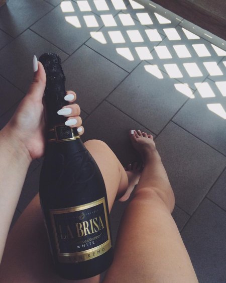 Девушка с бутылкой шампанского