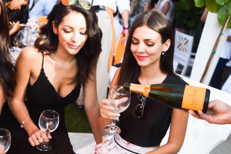 Девушки с шампанским