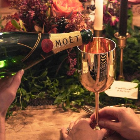 Шампанское и бокалы