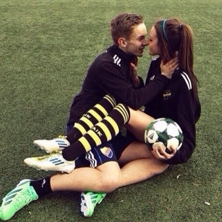 Парень с девушкой на футбольном поле