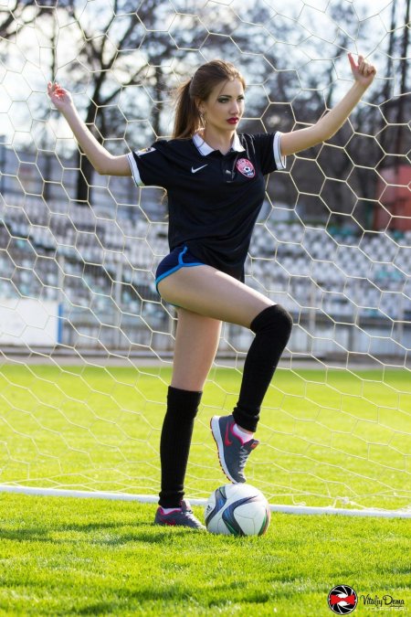 Девушка с футбольным мячом