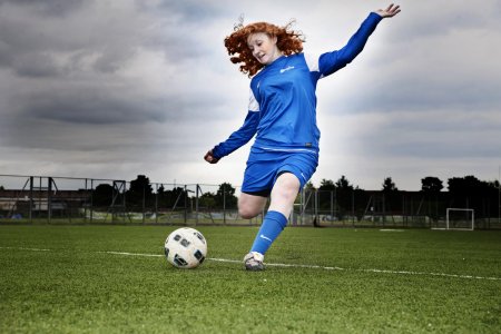 Девочка с футбольным мячом