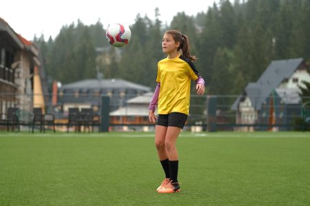 Девочка играет в футбол