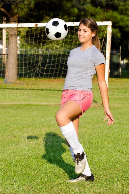 Девушка с футбольным мячом