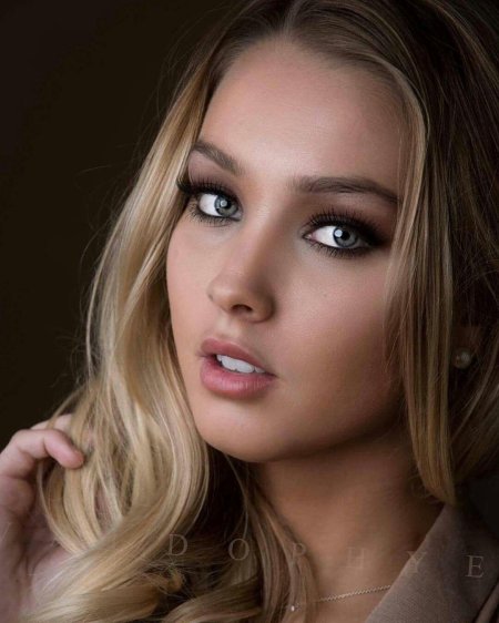 Красивое женское лицо