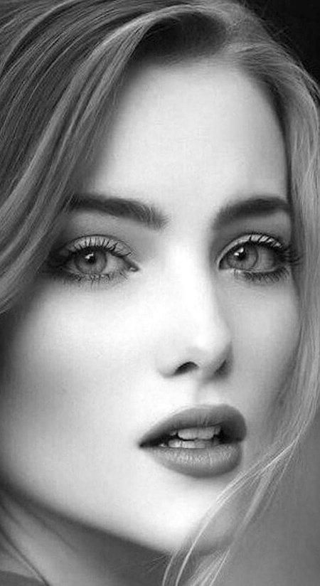 Красивое женское лицо
