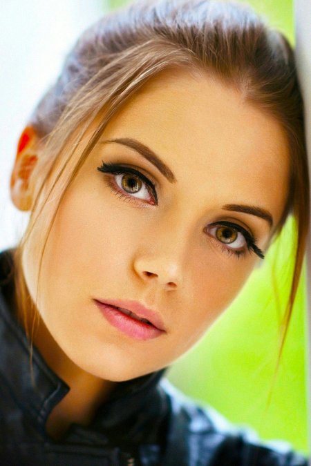 Красивое лицо девушки