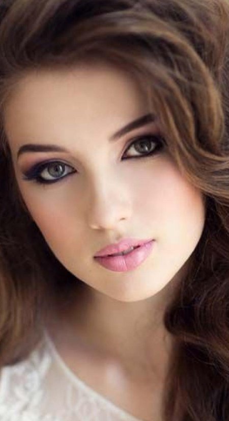 Красивое лицо девушки