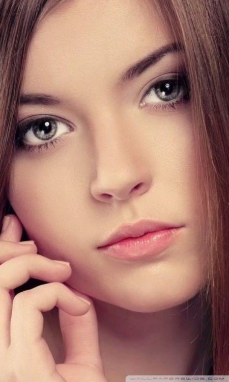 Красивое лицо девушки
