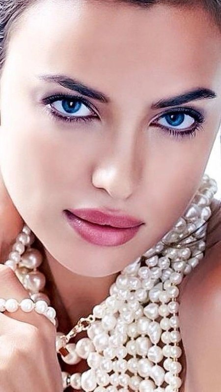 Жемчужные украшения на девушке