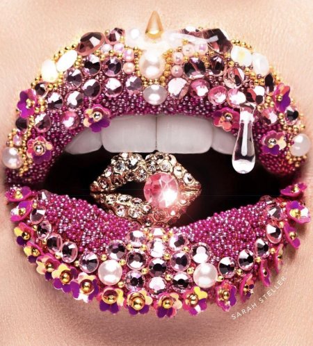 Губы со стразами
