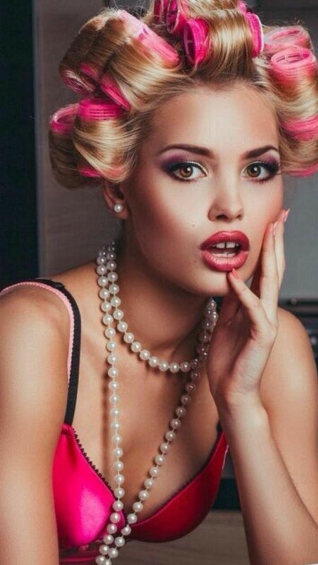 Девушка в бигудях