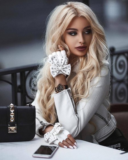 Гламурная блондинка