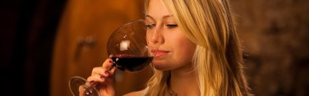 Девушка с бокалом