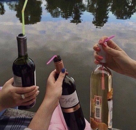 Вино в руке