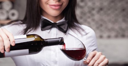 Наливает вино