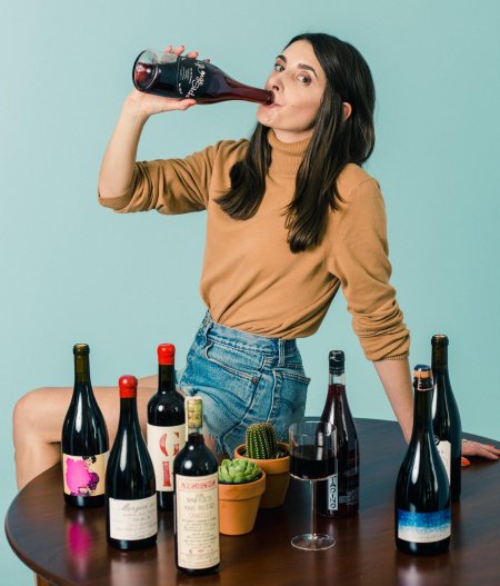 Девушки с вином