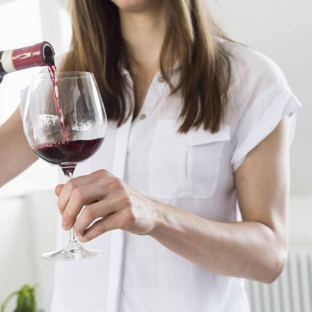 Девушка с вином