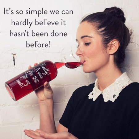 Девушка с бутылкой вина