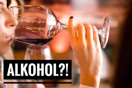 Девушка пьет вино