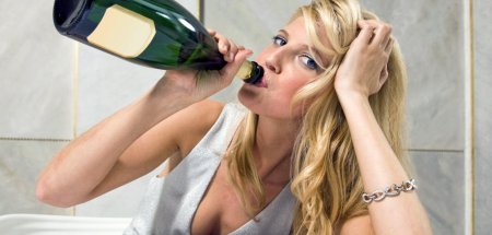 Девушка с бутылкой шампанского