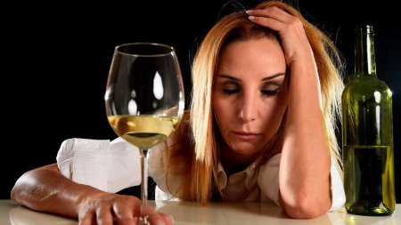 Женщина с бокалом