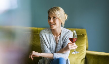 Женщина с вином