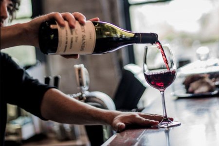 Мужчина с вином