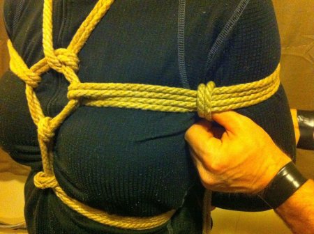 Связанные руки веревкой