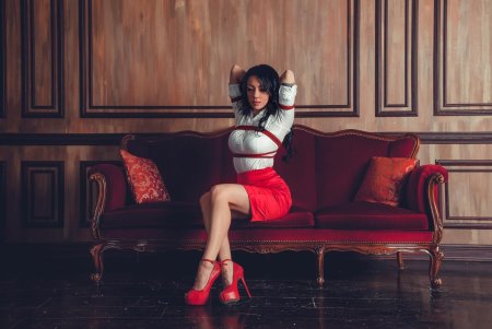 Связанные красивые девушки