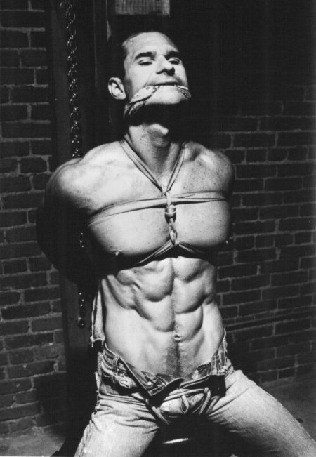 Связанные парни