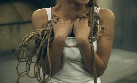 Связана девушка