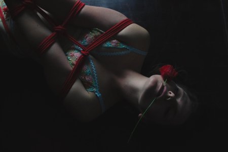 Красиво связанная девушка