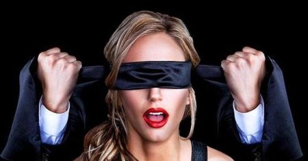 Девушка с завязанными глазами