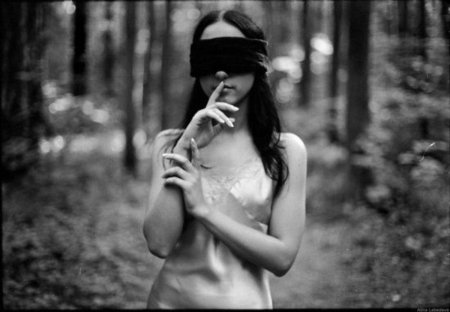 Девушка с повязкой на глазах