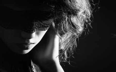 Девушка в маске