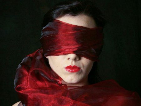 Женщина с повязкой на глазах
