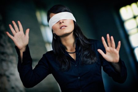 Девушка с завязынами глазами