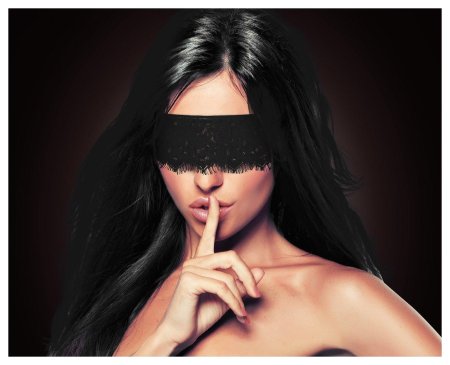 Девушка с повязкой на глазах