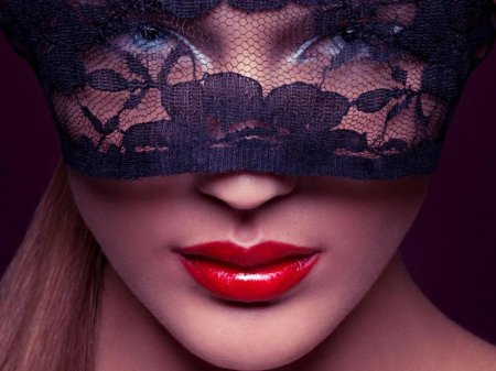 Девушка в маске