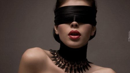 Девушка с завязанными глазами