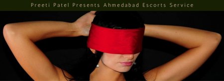 Девушка с повязкой на глазах