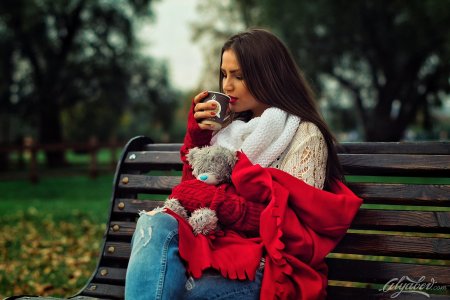 Девушка с кофе