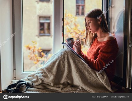 Девушка у окна