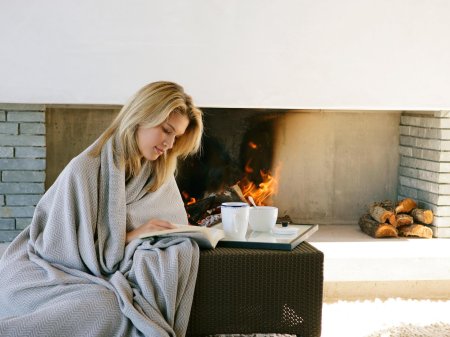 Девушка у камина в пледе